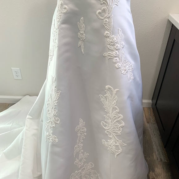 🚫SOLD🚫Exquisite Embroidered Soft White Wedding Gown sz 14 - Picture 7 of 11